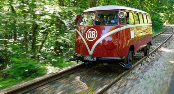 Nem nagyon van ritkább Volkswagen, mint ez a sínen futó Transporter kisbusz
