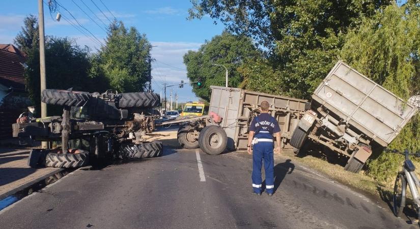 Felborult egy traktor Debrecen egyik forgalmas utcájában