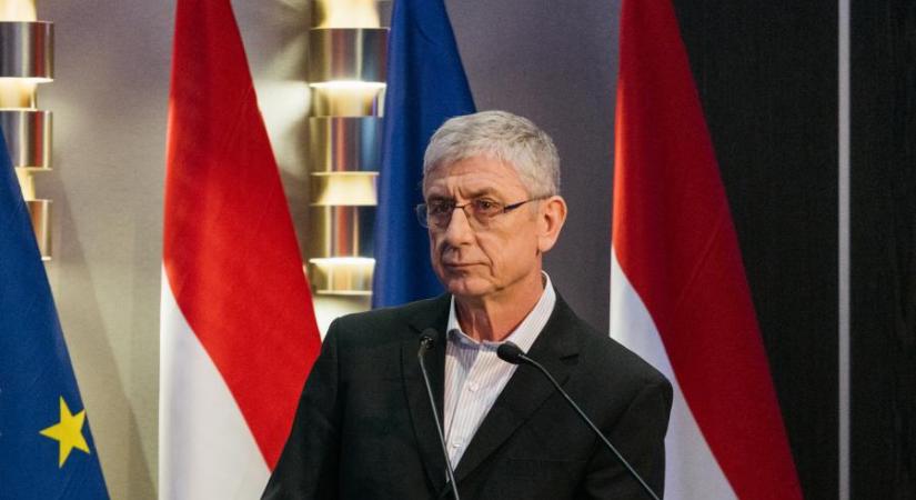- Fellebbez párttagságának felfüggesztése ellen a Gyurcsány Ferencet kritizáló DK-alapító