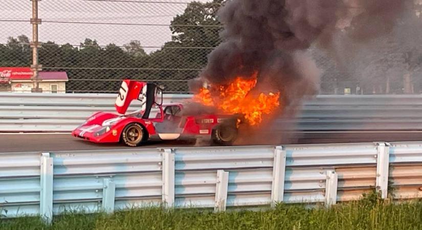 Legendás Le Mans-i verseny Ferrari lángra kapott egy versenypályán