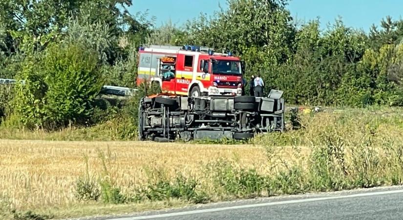 BALESET: Mezőre borult a 63-as útról egy kamion Dunaszerdahelynél (FOTÓK)