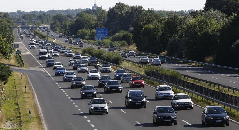 Hármas karamból az M7-esen! Többen megsérültek, mentő a helyszínen - lezárások, torlódás, van itt minden