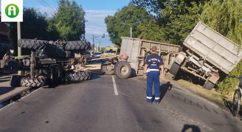 Felborult egy traktor Debrecenben, gabona ömlött az útra KÉPEK