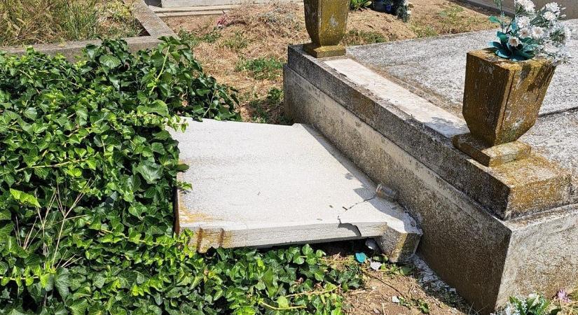 Sírokat vertek szét a törökszentmiklósi temetőben