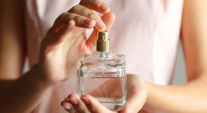 Meglepő praktikától marad tartós a parfüm