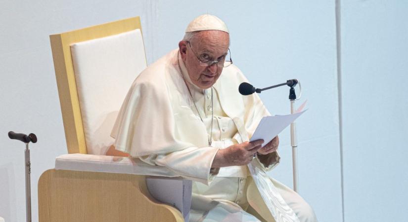 Ferenc pápa szerint a leendő papoknak verseket és fikciót kéne olvasniuk