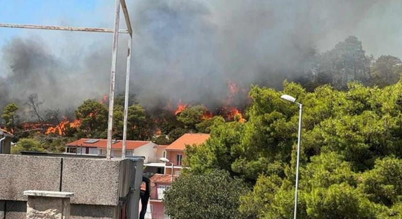 Hatalmas tűz van megint Horvátországban az Adrián, lezárták az autópályát a tenger mellett