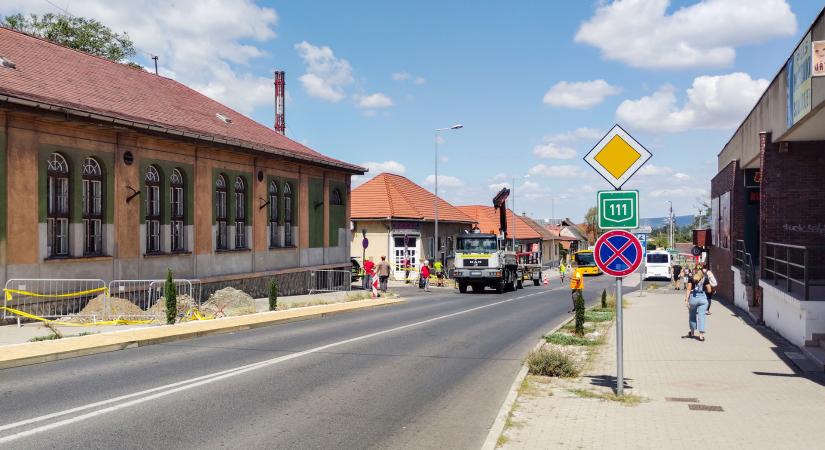 Megkezdődött a világítótestek helyreállítása Dorogon, az Esztergomi úton