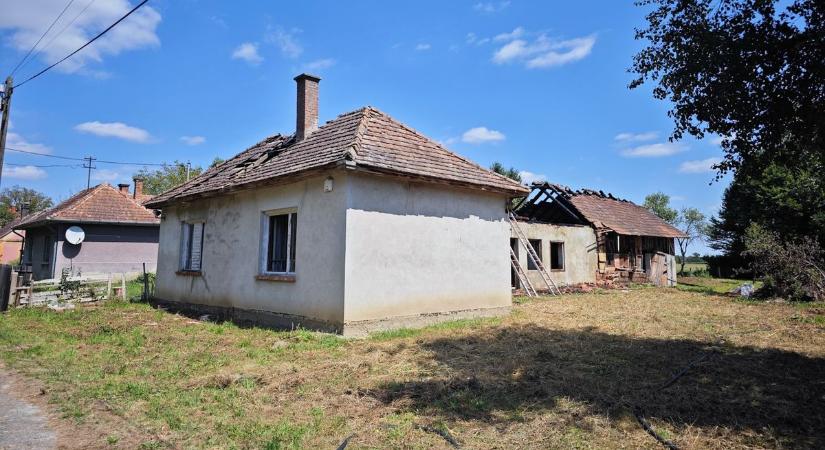 Teljesen leégett a tetőszerkezete egy háznak a vasi Kerkáskápolnán - helyszíni fotók