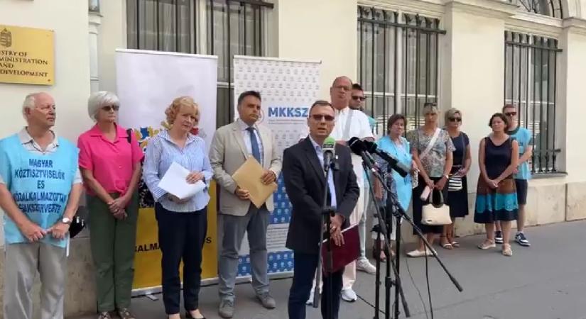Balmazújváros polgármestere petíciót adott át az államtitkárnak