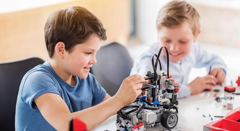Már az ötéveseket is rabul ejtik a robotika foglalkozások