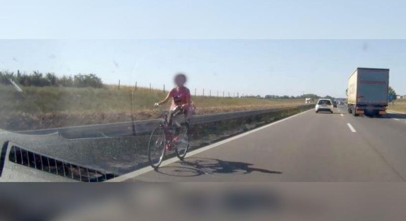 Életveszély: forgalommal szemben haladt egy kerékpáros az M5-ös autópályán – videóval
