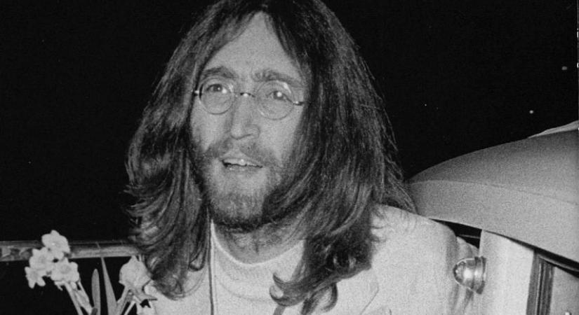 Uri Geller illuzionista vette meg John Lennon szemüvegét