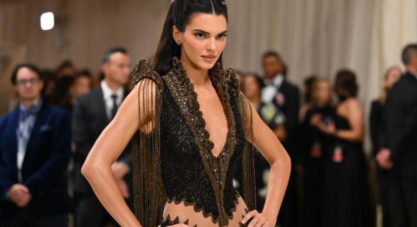 Kendall Jenner strandruháját akarja mindenki, ez az év legmenőbb darabja