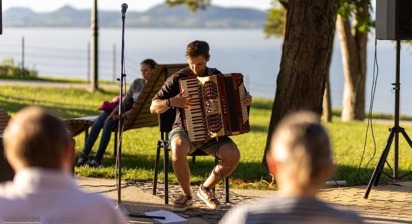 Úszkálhatunk a programhullámokban Fonyódon