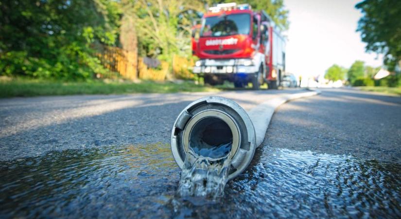 Autó motorterében keletkezett tűz Celldömölkön