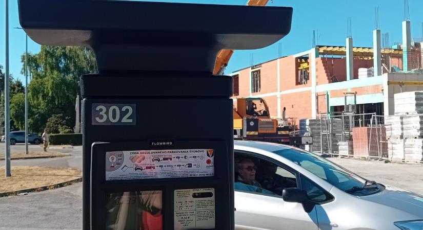 Még szokják az új parkolóautomatákat Párkányban