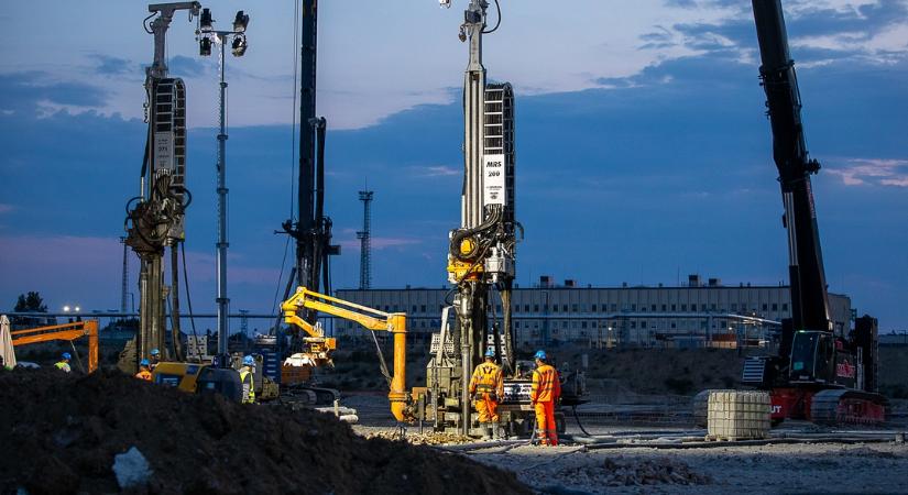 Előrehaladás a tárgyalóasztalnál és a gyártó üzemekben