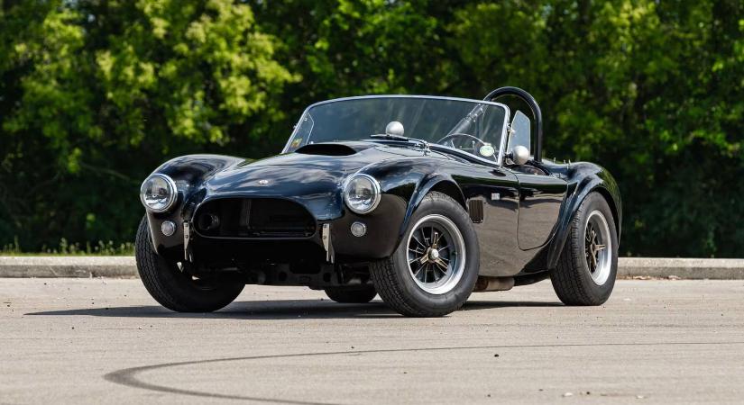 Bő félmilliárdért eladó a világjáró Shelby Cobra, amit évekig Steve McQueen hajtott