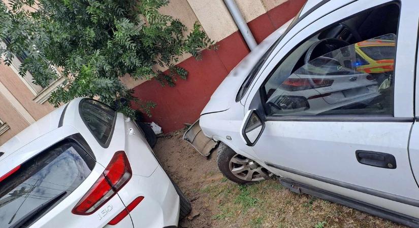 Baleset Berettyóújfaluban – egy ház falához csapódott két autó – fotókkal