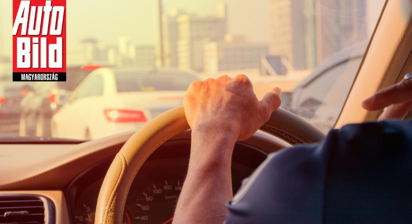 Alulértékelt veszély a volán mögött: mit tegyünk, ha vezetés közben szemből vakít a nap?