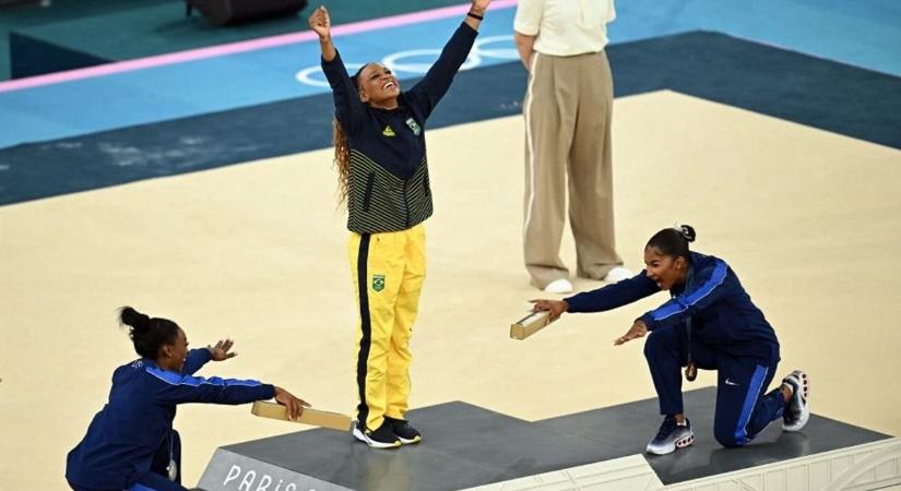 Szívmelengető gesztus, itt az olimpia ikonikus pillanata