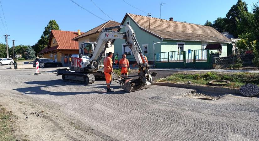 Holnap már aszfaltoznak Kisapostagon a Petőfi utcában