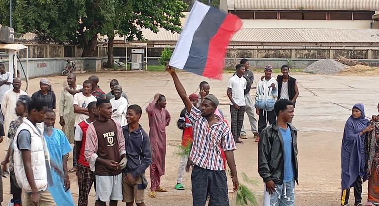 Orosz zászlókat lengető tüntetőket tartóztattak le Nigériában