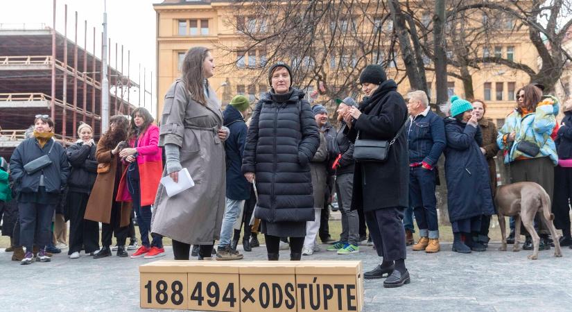 A művészek Šimkovičová távozását követelik, a miniszter rendőrségi idézéssel válaszol