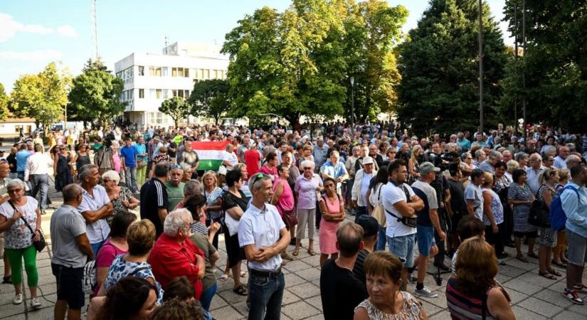 Tüntettek Pakson az atomerőmű bevételeit elvonó kormányrendelet miatt