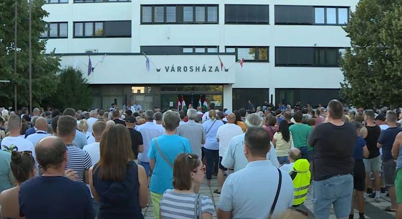 „Pakssal ezt nem lehet megcsinálni” – a városháza előtt demonstráltak