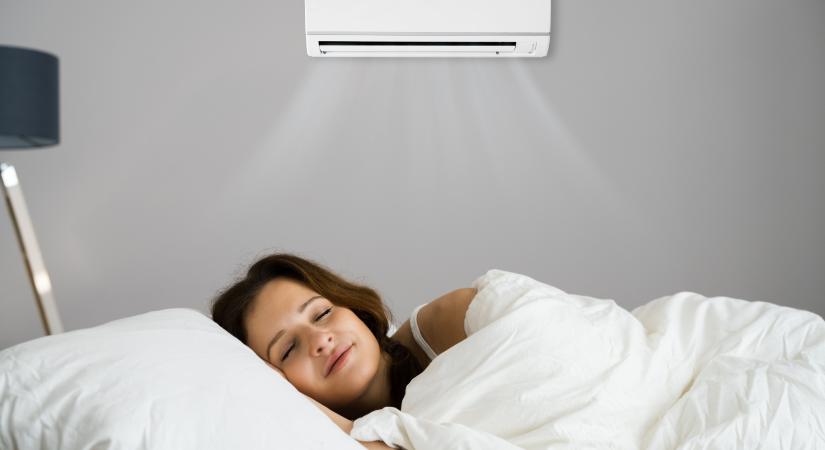 Alvás bekapcsolt légkondi mellett - komoly panaszokat is okozhat az, ha túl hideg van a hálóban