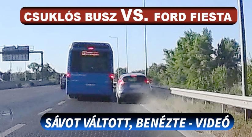 Csuklós busz kent fel a szalagkorlátra majdnem egy Ford Fiestát az M5 kivezetőn