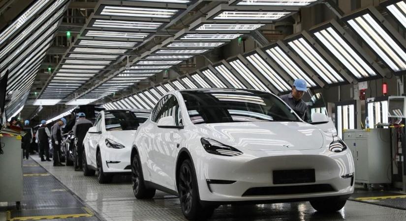 Elképesztően amatőr baki miatt hív vissza 1,6 millió autót a Tesla