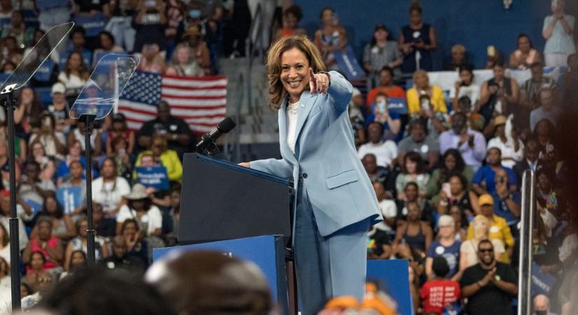 Kamala Harris lassan araszol felfelé a közvélemény-kutatásokban