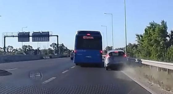 Benézte a sávváltást a BKV-busz sofője, bajba került egy Ford Fiesta – videó