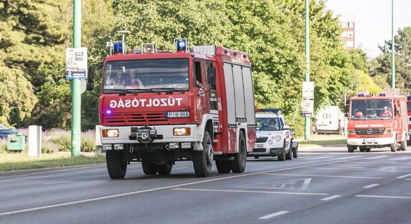 Szirénázva vonultak a tűzoltók az egri áruházhoz