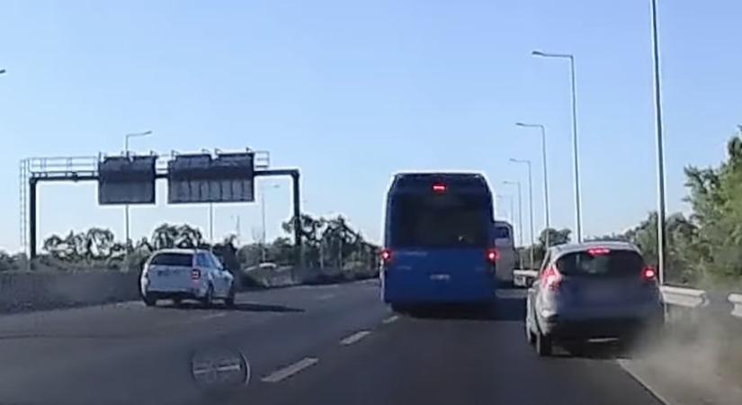 Csúnyán benézte a sávváltást egy busz az M5-ös kivezetőjén – videón a sokkoló jelenet