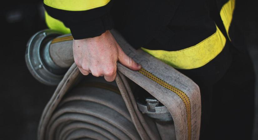 Elképesztő fotó: így oltották a lángoló traktort a megyehatár közelében