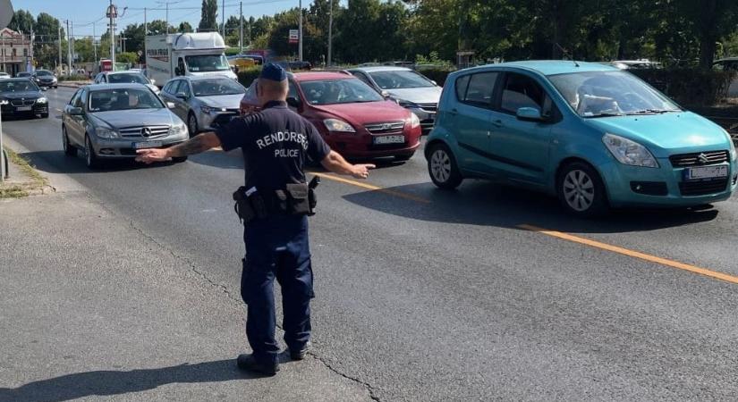 Buszsávban száguldó pofátlan luxusautósokat kaszáltak a rendőrök