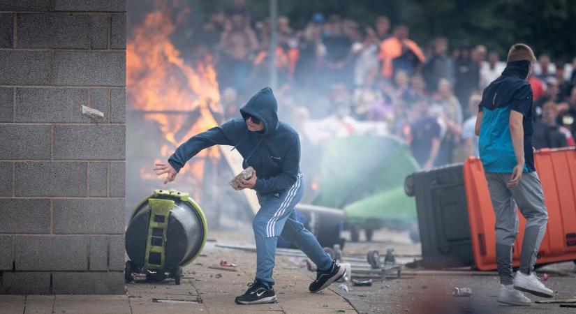 Polgárháború fenyeget a briteknél – fotókon az erőszakos összecsapások