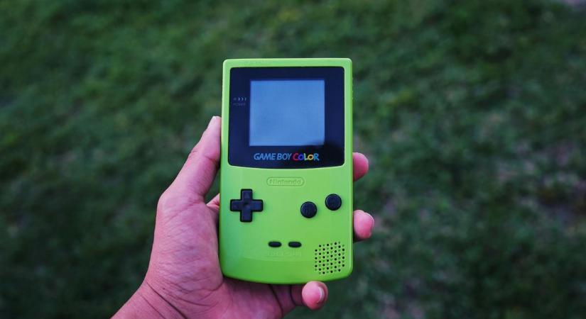 Ez a moduláris Game Boy koncepció átlátszó dizájnnal, eltávolítható projektorral jelent meg