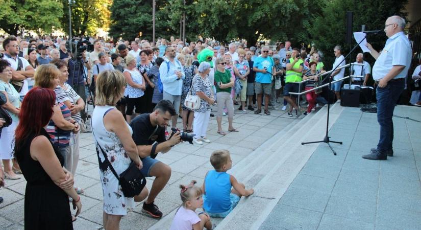 Elégedetlenségüknek adtak hangot Pakson