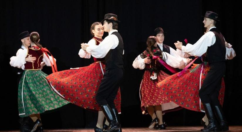 Folklórkincsek a színpadon: több száz táncostól lesz hangos a tatabányai színház