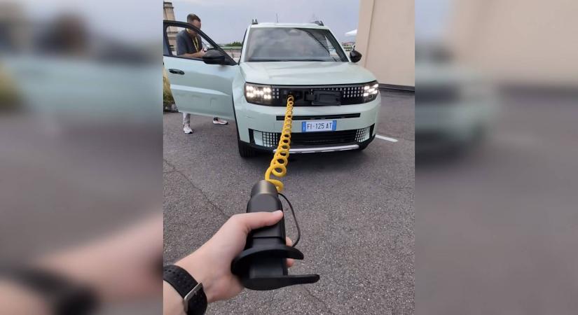 Pompás ötlet a Fiat Grande Panda beépített töltőkábele