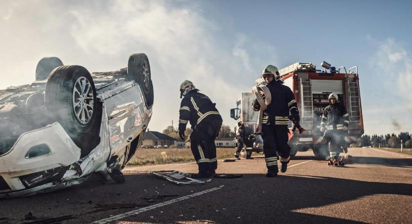 Árokba borult egy autó a 61-es úton