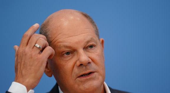 Olaf Scholz megszakította nyaralását a trükköző német költségvetés miatt