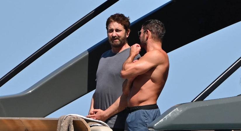 Fiatal lányok gyűrűjében, egy jachton parádézott Zac Efron és Gerard Butler