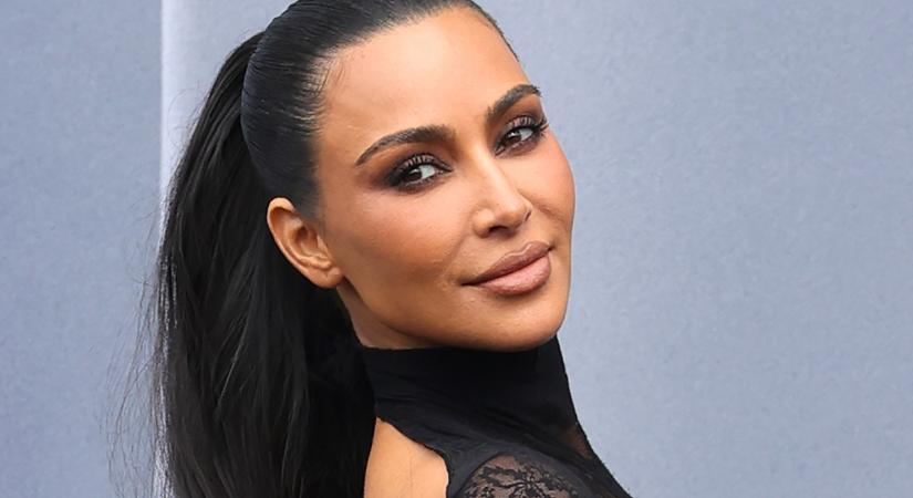 Kim Kardashian dekoltázsánál az Égei-tenger sem lehet mélyebb