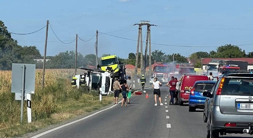 Kamion az árokban, lángoló autó: brutális hármas karambol történt Lánycsóknál